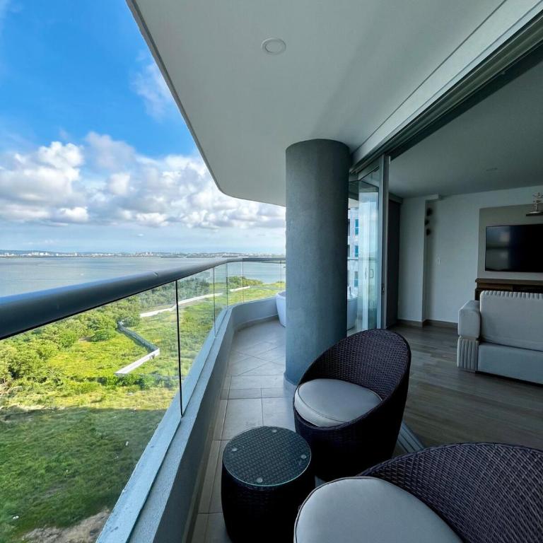 14th Floor Luxury 2BR-Jacuzzi Balcony-Near Airport - Two-Bedroom Apartment - 45