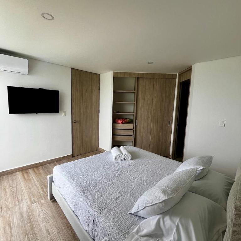 14th Floor Luxury 2BR-Jacuzzi Balcony-Near Airport - Two-Bedroom Apartment - 47