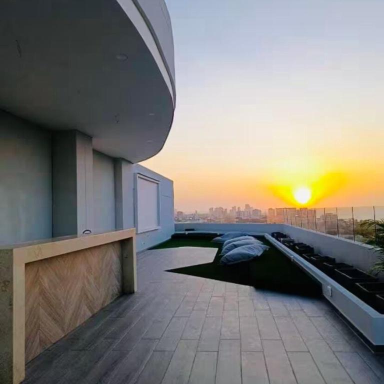 14th Floor Luxury 2BR-Jacuzzi Balcony-Near Airport - Two-Bedroom Apartment - 49
