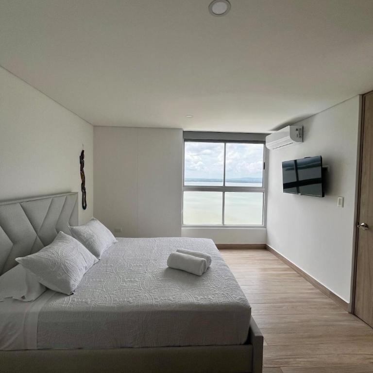 14th Floor Luxury 2BR-Jacuzzi Balcony-Near Airport - Two-Bedroom Apartment - 6