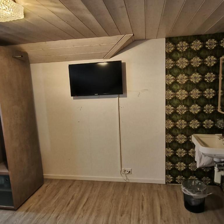 Gasthof Hirschen in Wilderswil - Zweibettzimmer mit Gemeinschaftsbad und TV ohne Balkon - 3