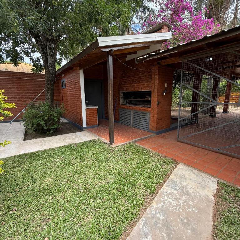 Chalet con piscina a cuadras de la playa - Casa de 3 dormitorios - 1