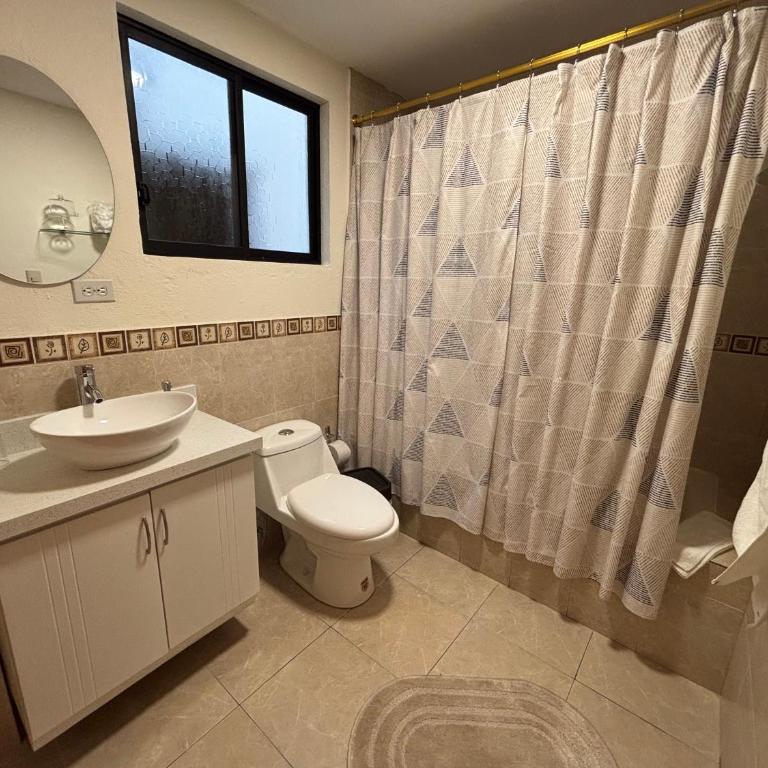 Suits céntricas y seguras - Habitación Doble con baño privado - 5