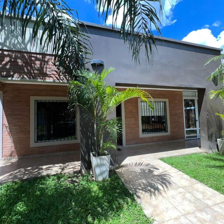 Lujosa Casa con Pileta a Cuadras de la Playa - Casa de 2 dormitorios - 3