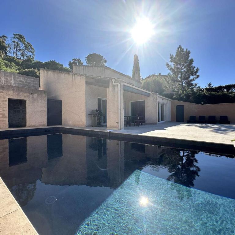 Villa BOUGINVILLEES climatisée pour 12 personnes avec piscine chauffée et vue mer à La Londe-Les-Maures - Maison 6 Chambres - 1