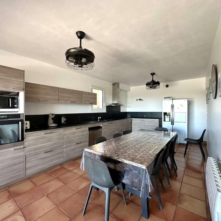 Villa BOUGINVILLEES climatisée pour 12 personnes avec piscine chauffée et vue mer à La Londe-Les-Maures - Maison 6 Chambres - 14