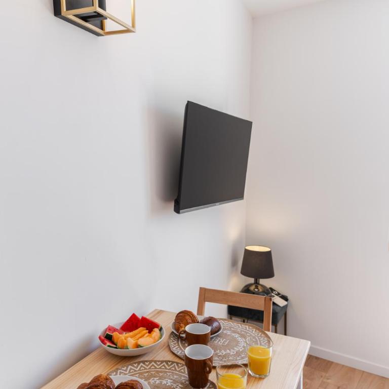 Escapade à deux en Provence, Adresse calme, centre à pied, Wifi, Climatisation et Parking gratuit à 50m - Studio with Mountain View - 6