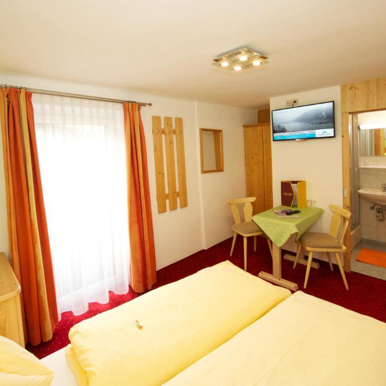 Pension Alpenrose - Doppelzimmer mit Dusche, WC und Balkon - 2
