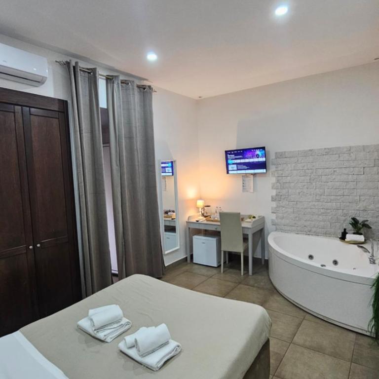 B&B Napoli Centrale Room&Jacuzzi - Camera Deluxe Matrimoniale/Doppia con Letti Singoli, con Vasca Idromassaggio - 12