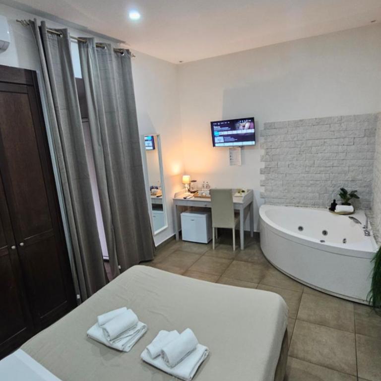 B&B Napoli Centrale Room&Jacuzzi - Camera Deluxe Matrimoniale/Doppia con Letti Singoli, con Vasca Idromassaggio - 11