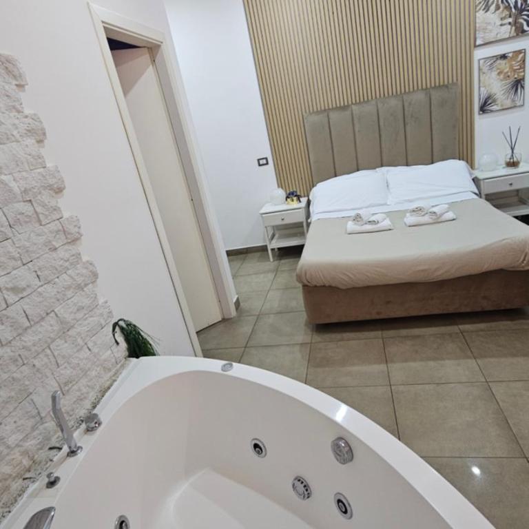B&B Napoli Centrale Room&Jacuzzi - Camera Deluxe Matrimoniale/Doppia con Letti Singoli, con Vasca Idromassaggio - 7