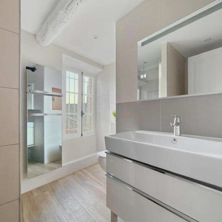 Maison rénovée avec terrasse et parking privé - Maison 2 Chambres - 30
