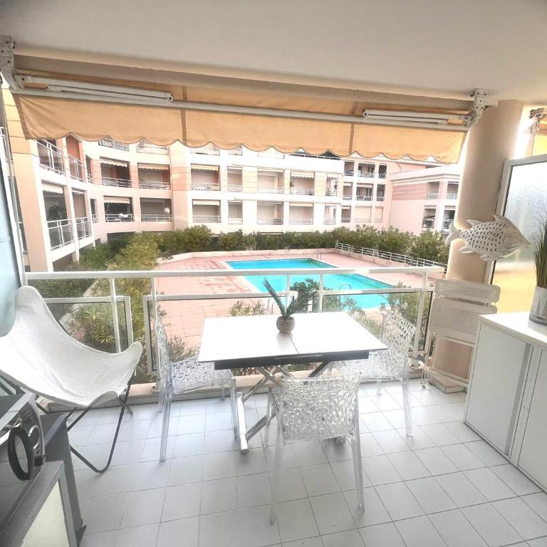 GOLFE-JUAN, grand T1 lumineux , piscine , parking & plage pour 4 personnes - Appartement 1 Chambre - Vue sur Piscine - 1