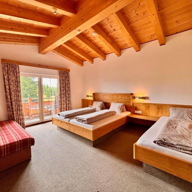 Berggasthof Schatzbergalm - Familienzimmer mit Dusche - 1