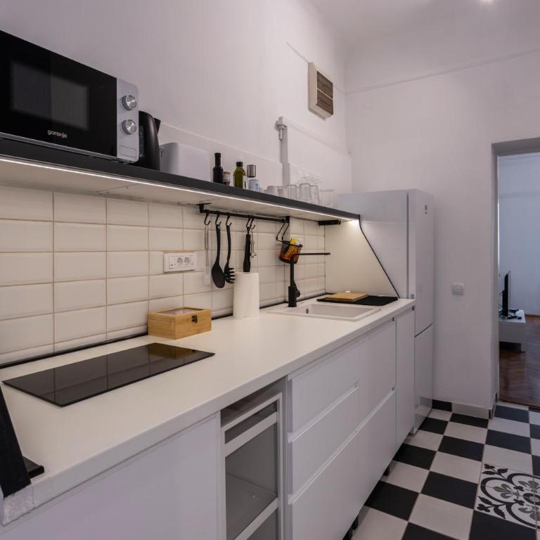 Black & White Delight - One-Bedroom Apartment - 11