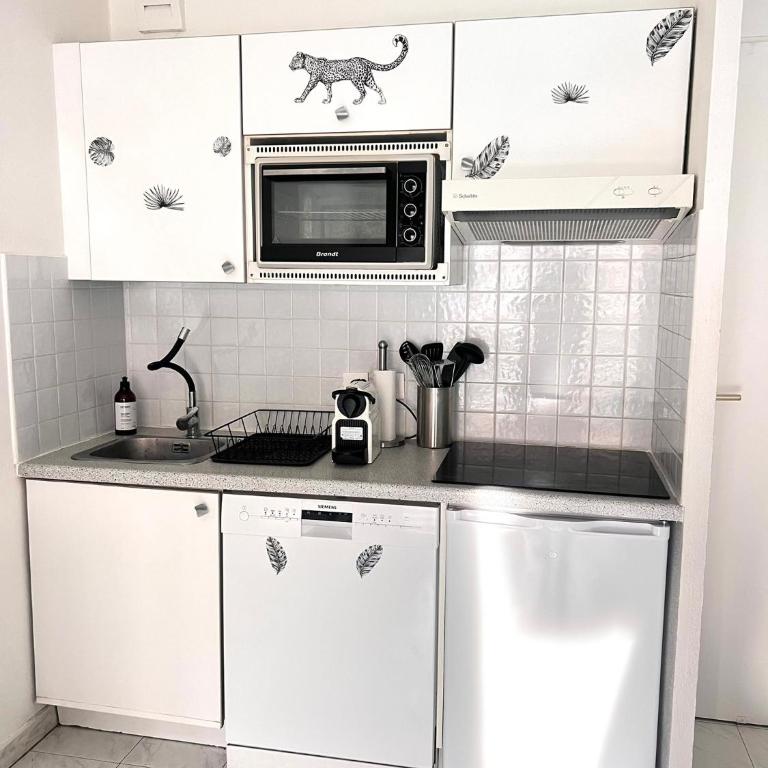 GOLFE-JUAN, grand T1 lumineux , piscine , parking & plage pour 4 personnes - Appartement 1 Chambre - Vue sur Piscine - 17