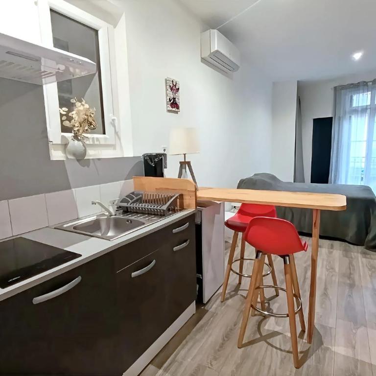 Apt 2, 1er étage, large studio tout confort et climatisé avec une terrasse commune dans un immeuble historique au cachet unique - Appartement 1 Chambre - 1