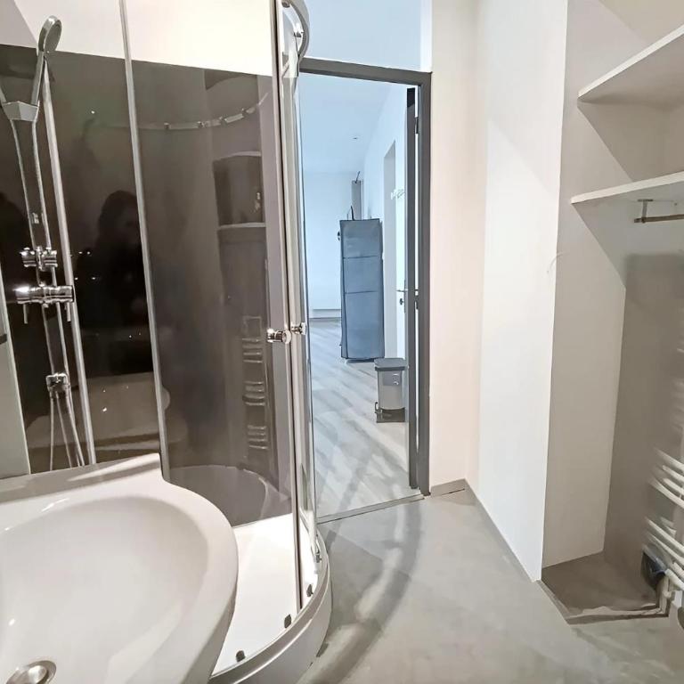 Apt 2, 1er étage, large studio tout confort et climatisé avec une terrasse commune dans un immeuble historique au cachet unique - Appartement 1 Chambre - 3