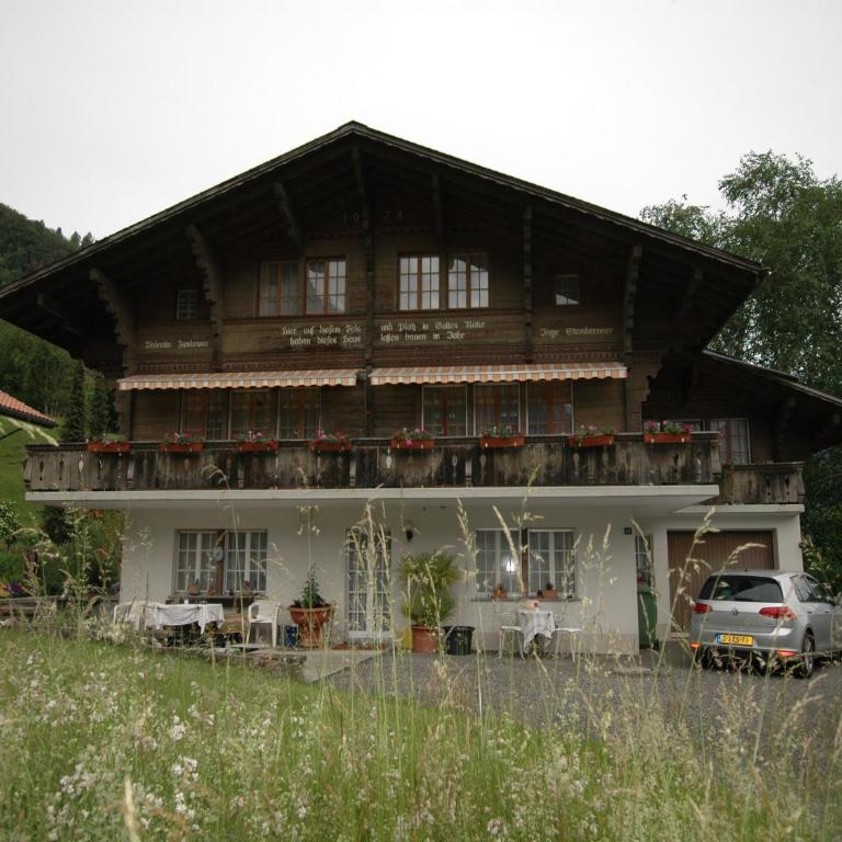 Chalet in Wilderswil with Jungfrau Views - Ferienhaus mit 2 Schlafzimmern - 1
