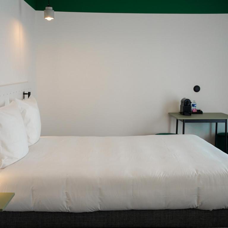 All Suites Appart Hôtel et Hôtel - Paris 13 - Porte d'Italie - Apartment (One Double Bed And Three Single Beds) - 5