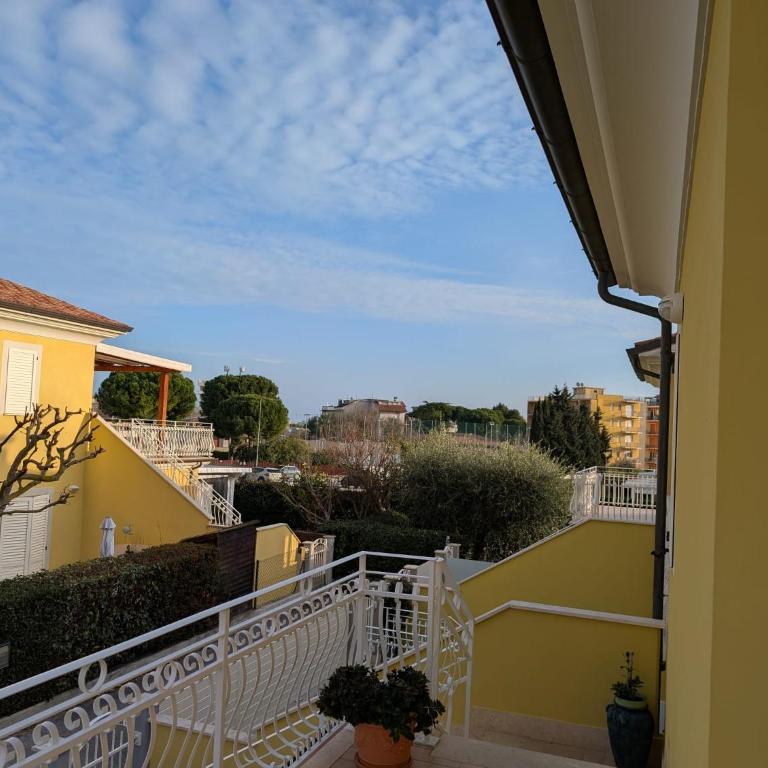 Villino a schiera con ingresso indipendente con balcone e piccola corte esterna con doccia a due passi dal mare - Appartamento con 2 Camere da Letto - 3