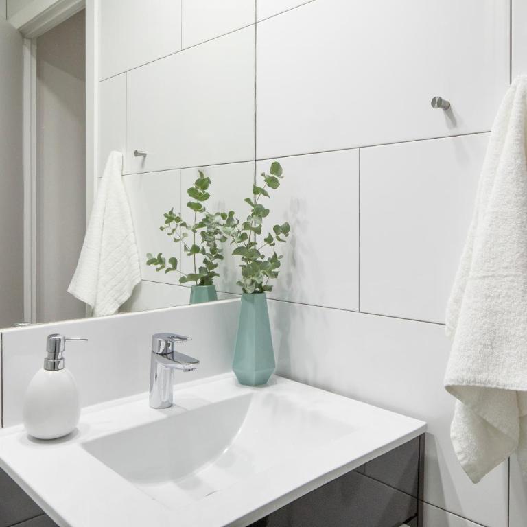 Feelathome Poblenou Beach Apartments - One-Bedroom Apartment with Terrace (4 Adults) - Bilbao 11 - 2