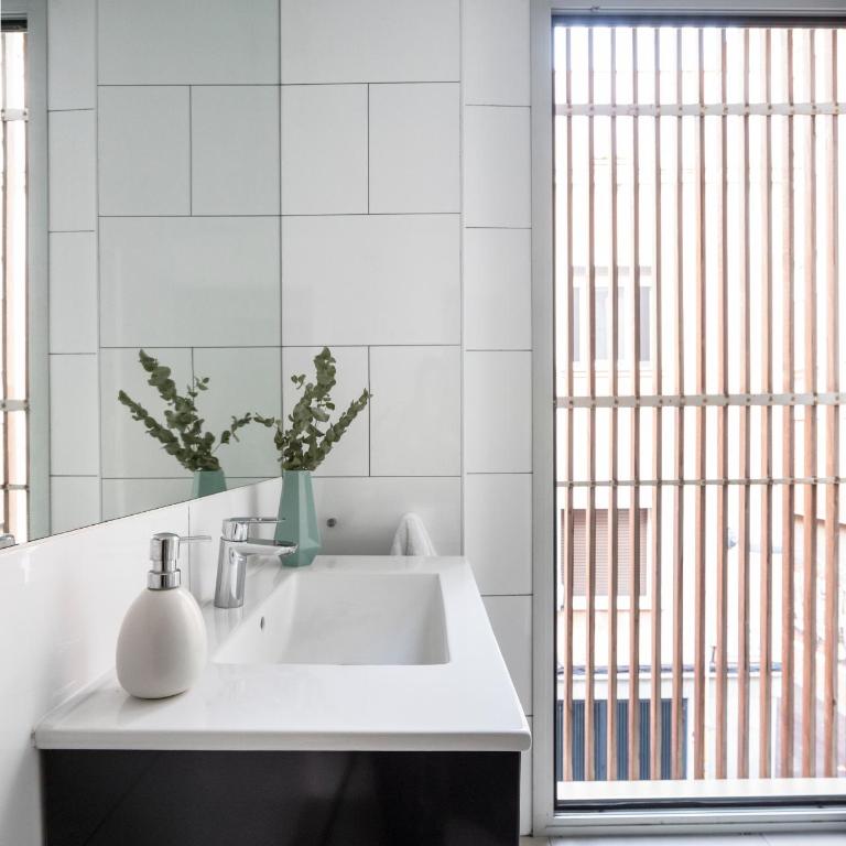 Feelathome Poblenou Beach Apartments - Two-Bedroom Apartment with Terrace - Bilbao 11 - 10