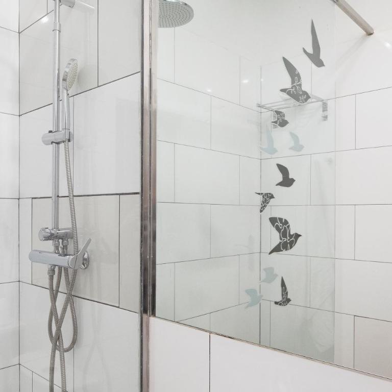 Feelathome Poblenou Beach Apartments - One-Bedroom Ground Floor Apartment - Carrer Bilbao 11 - 7
