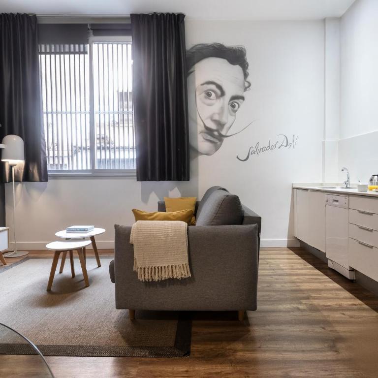 Feelathome Poblenou Beach Apartments - Two-Bedroom Ground Floor Apartment - Carrer Bilbao 11 - 1