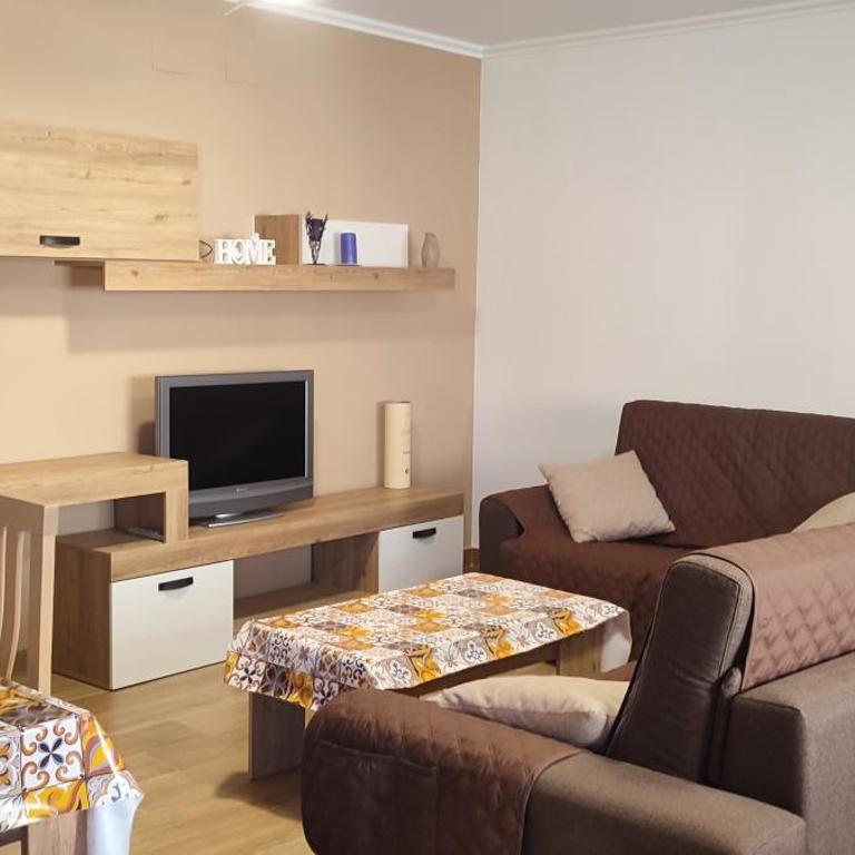 Casa acogedora, luminosa y con amplia terraza - Three-Bedroom Apartment - 1