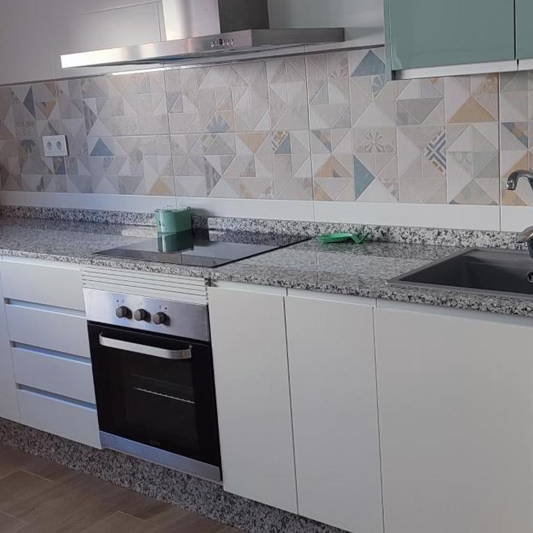 Casa acogedora, luminosa y con amplia terraza - Three-Bedroom Apartment - 15