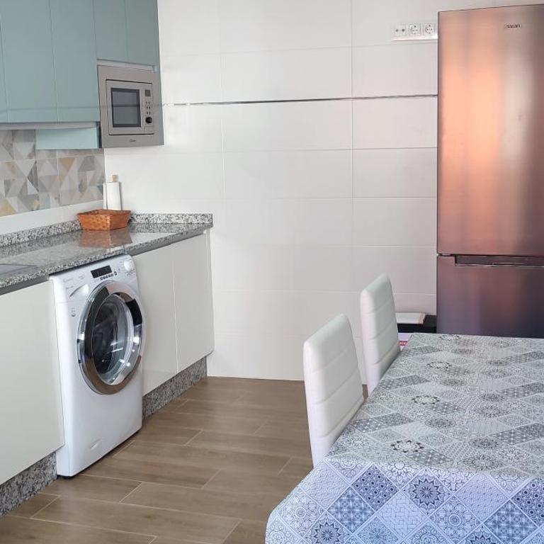 Casa acogedora, luminosa y con amplia terraza - Three-Bedroom Apartment - 17
