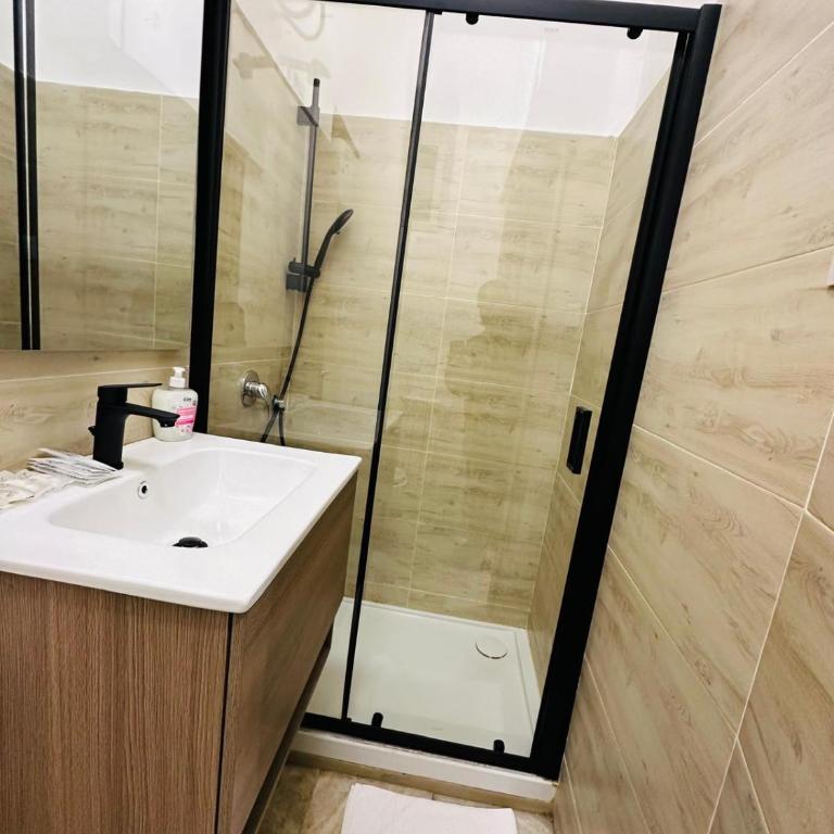 Relaxing Suite Roma Guest House - Camera Familiare con Bagno Privato - 11