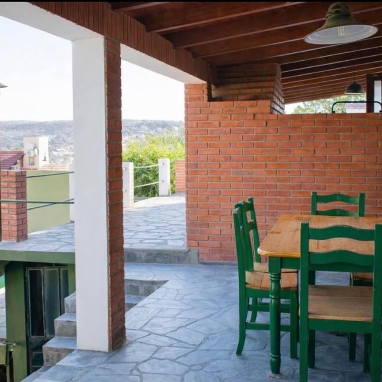 Casa con pileta - Casa Unifamiliar de 3 dormitorios - 2