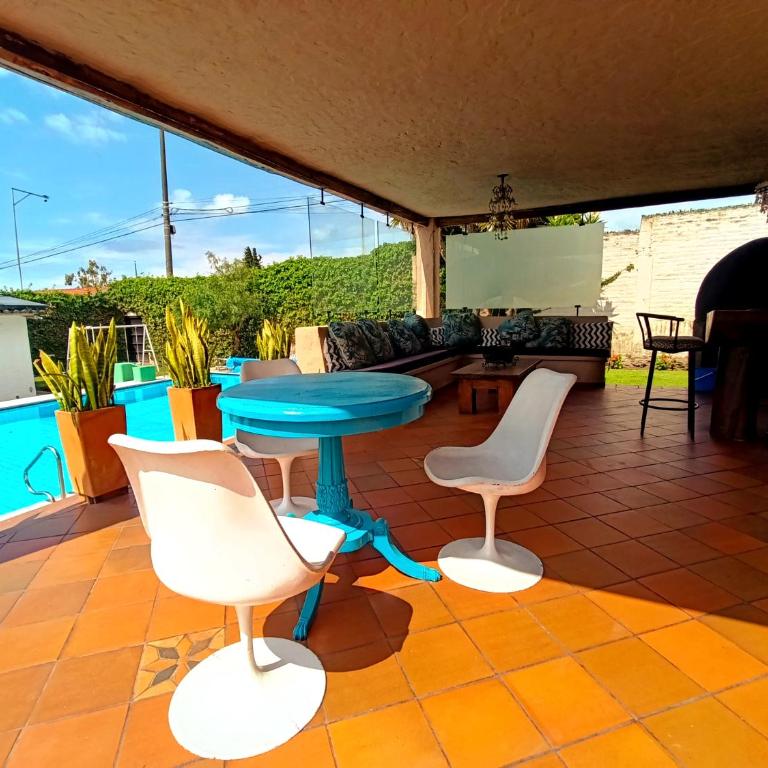 Pifo Pool House free Airport pickup Tours - Three-Bedroom House - 15