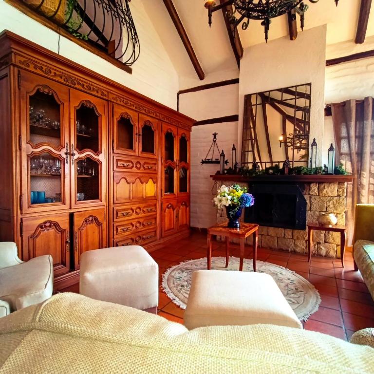 Pifo Pool House free Airport pickup Tours - Three-Bedroom House - 21