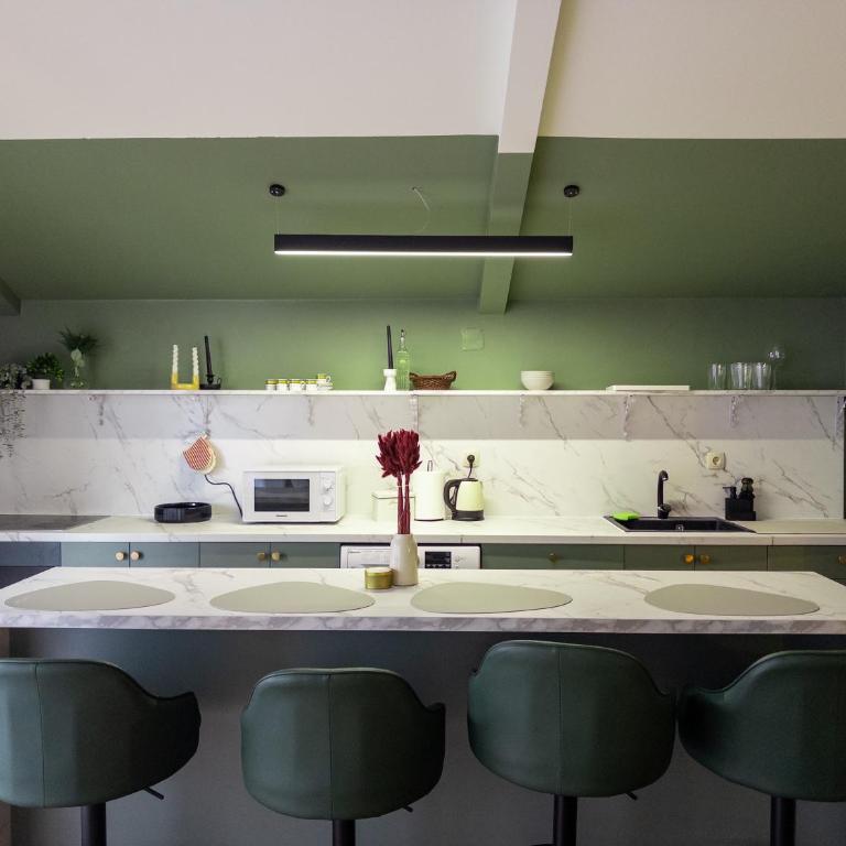 Modern 3BR Near Old Town, Balcony, Free Parking - Three-Bedroom Apartment with Balcony - 19
