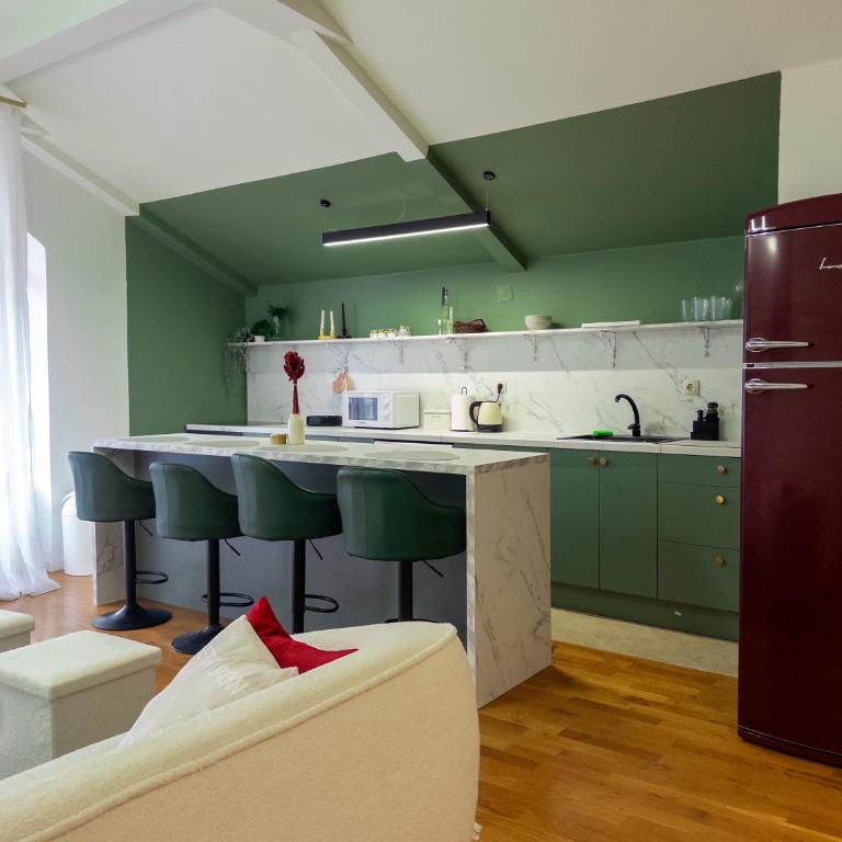 Modern 3BR Near Old Town, Balcony, Free Parking - Three-Bedroom Apartment with Balcony - 21