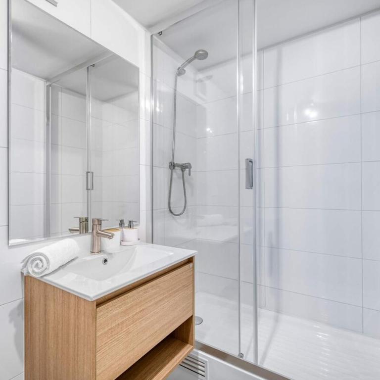 Espacio Urbano- 3D with Wifi - Three-Bedroom Apartment with View - 14