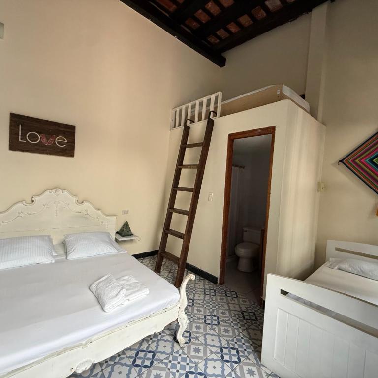 Villana's Hostal Santa Marta - Habitación Cuádruple Clásica - 4