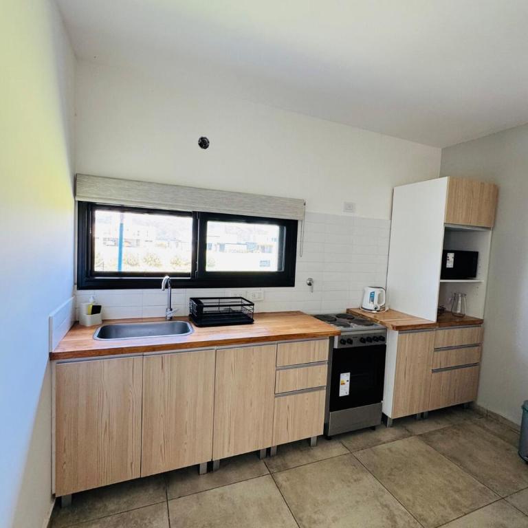Duplex con pileta frente a lago Los Molinos - Two-Bedroom House - 11