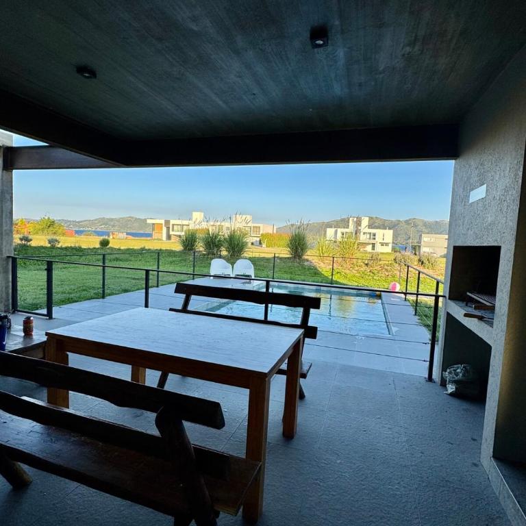 Duplex con pileta frente a lago Los Molinos - Two-Bedroom House - 10