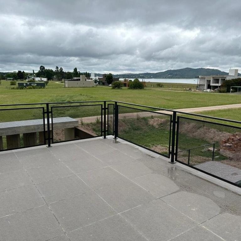 Duplex con pileta frente a lago Los Molinos - Two-Bedroom House - 17