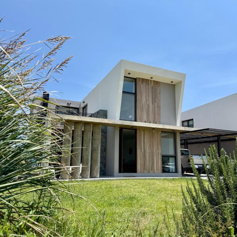 Duplex con pileta frente a lago Los Molinos - Two-Bedroom House - 1