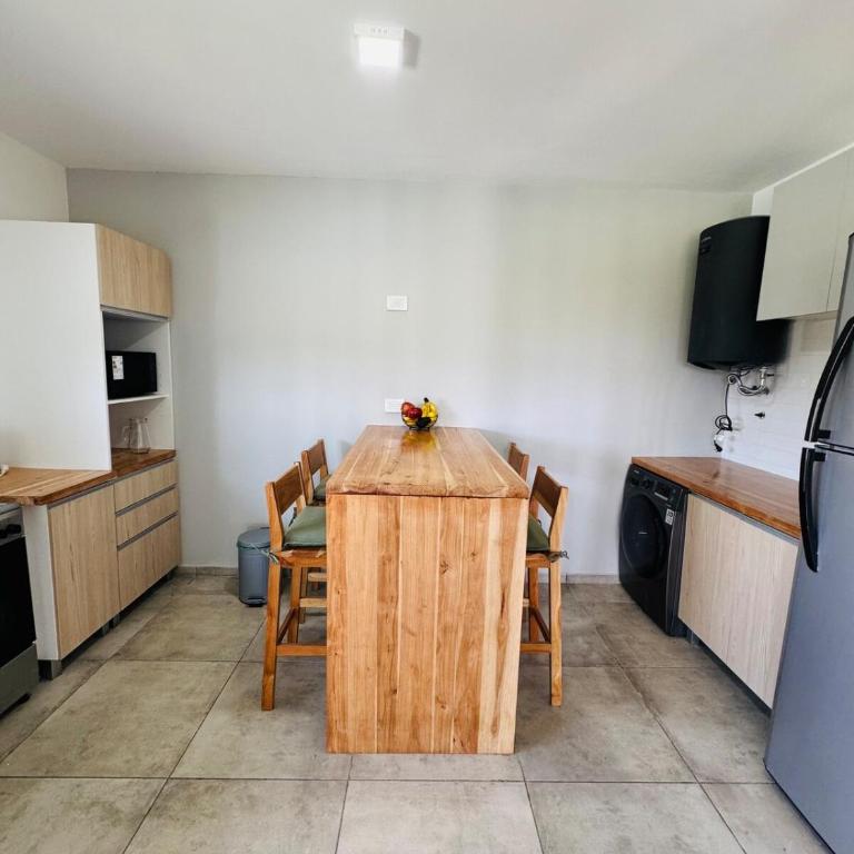 Duplex con pileta frente a lago Los Molinos - Two-Bedroom House - 12