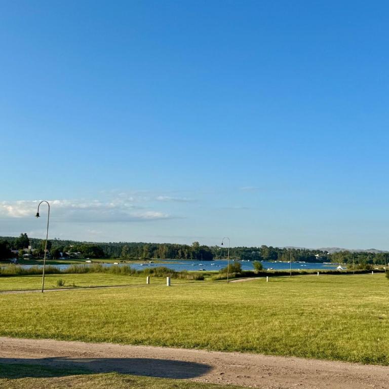 Duplex con pileta frente a lago Los Molinos - Two-Bedroom House - 30
