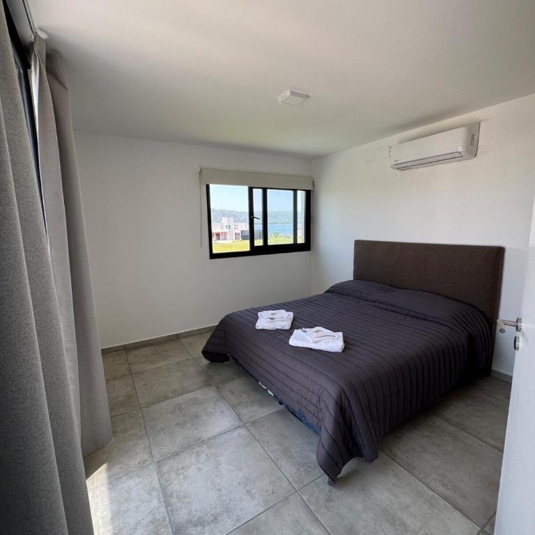 Duplex con pileta frente a lago Los Molinos - Two-Bedroom House - 4