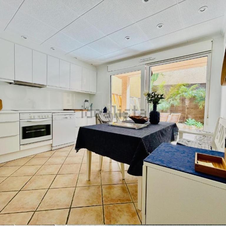 Seaview Home - Three-Bedroom House - 19