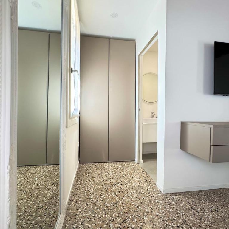 Ca'Lavinia -2 Double Suites with Private Bathrooms - Two-Bedroom Deluxe Apartment - 32
