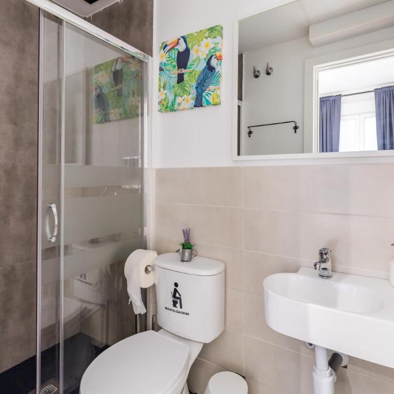 AYZ Juan de Mena - Auto check-in property - Habitación Cuádruple Deluxe con baño privado - 4